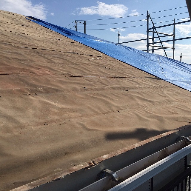 天白区の葺き替え工事で下地解体後に桟木の撤去、作業を翌日に持ち越すためビニールシートで一時養生